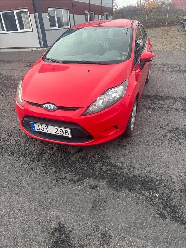 Röd Begagnad 2009 Ford Fiesta Trend Halvkombi | 29 000 kr (Marknadspris) - Bild 1/4