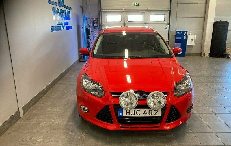 Röd Begagnad 2014 Ford Focus Titanium Kombi | 79 900 kr (Lite dyr) - Bild 1/4