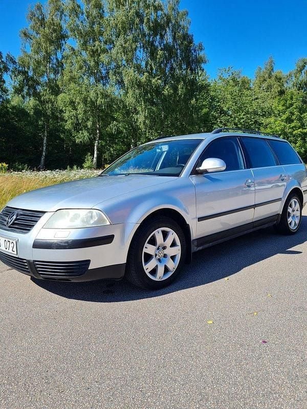 Silver Begagnad 2005 VW Passat Trendline Kombi | 19 900 kr (Bra pris) - Bild 1/4