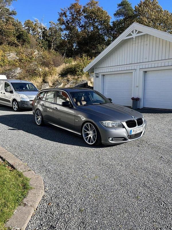 Grå Begagnad 2009 BMW 325 Sport Line Kombi | 131 000 kr - Bild 1/3