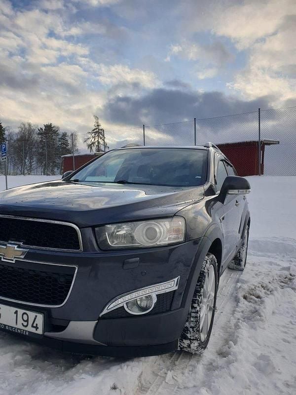 Grå Begagnad 2013 Chevrolet Captiva LTZ SUV | 64 000 kr (Marknadspris) - Bild 1/4