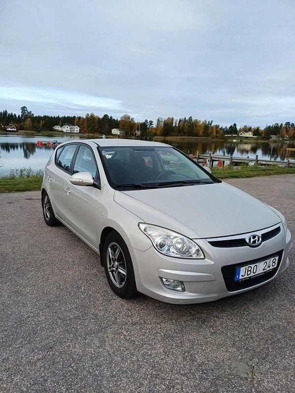 Brun Begagnad 2009 Hyundai i30 Halvkombi | 42 000 kr (Marknadspris) - Bild 1/4