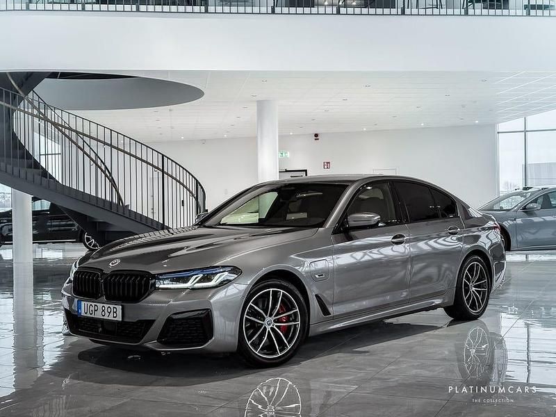 Skyscraper grå Begagnad 2023 BMW 530 M Sport Sedan | 449 000 kr - Bild 1/4