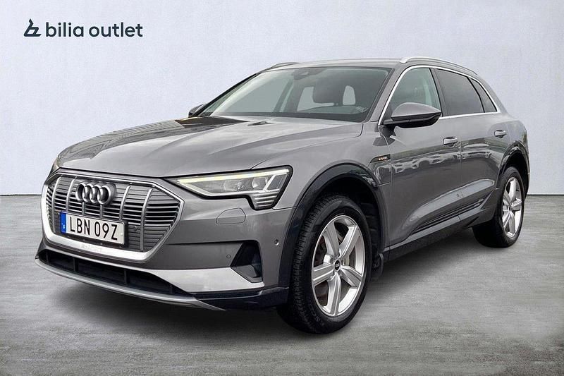 Grå Begagnad 2021 Audi e-tron Proline SUV | 389 900 kr (Marknadspris) - Bild 1/3