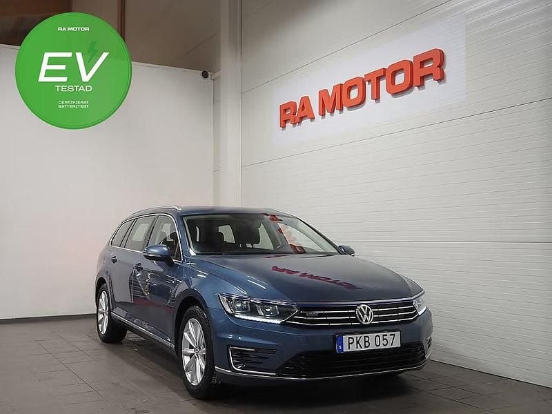 Blå Begagnad 2017 VW Passat GTE Kombi | 169 900 kr (Bra pris) - Bild 1/3