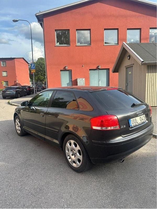 Grå Begagnad 2005 Audi A3 Attraction Halvkombi | 22 000 kr (Marknadspris) - Bild 1/4