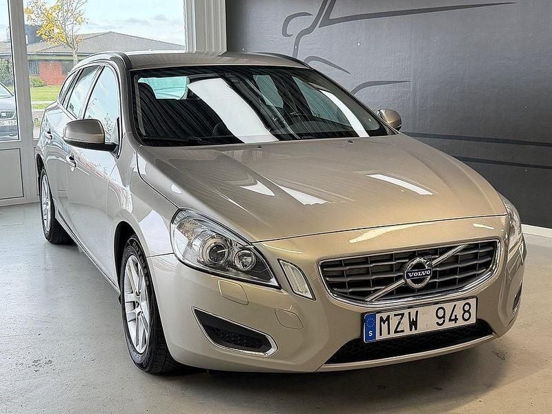 Ljusbrun Begagnad 2012 Volvo V60 Momentum Kombi | 99 900 kr (Marknadspris) - Bild 1/4