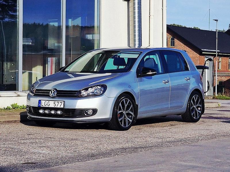 Silver Begagnad 2011 VW Golf VI Halvkombi | 67 900 kr (Marknadspris) - Bild 1/4