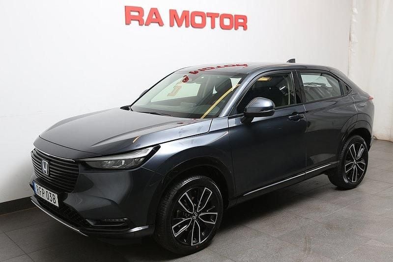 Mörkgrå Begagnad 2023 Honda HR-V Hybrid SUV | 309 800 kr (Marknadspris) - Bild 1/3