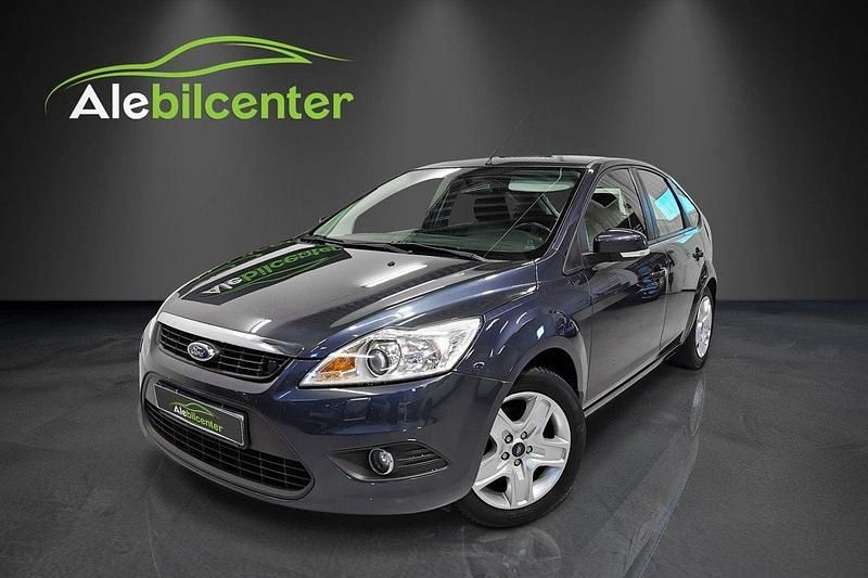 Grå Begagnad 2010 Ford Focus Platinum Halvkombi | 59 900 kr (Marknadspris) - Bild 1/4