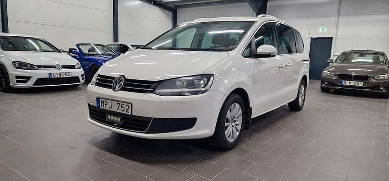 Vit Begagnad 2011 VW Sharan Minibuss | 69 900 kr (Superpris) - Bild 1/4
