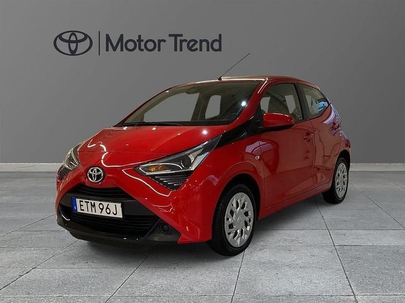 Röd Begagnad 2019 Toyota Aygo X-play Halvkombi | 104 900 kr (Marknadspris) - Bild 1/4