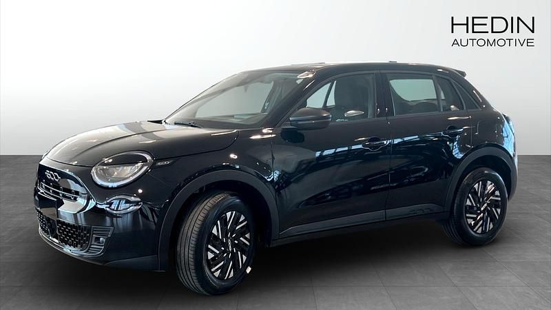 Svart (black) Ny 2025 Fiat 600 Pop SUV | 290 800 kr - Bild 1/4