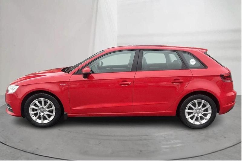 Röd Begagnad 2016 Audi A3 Sportback e-tron Attraction Sedan | 79 000 kr (Superpris) - Bild 1/4