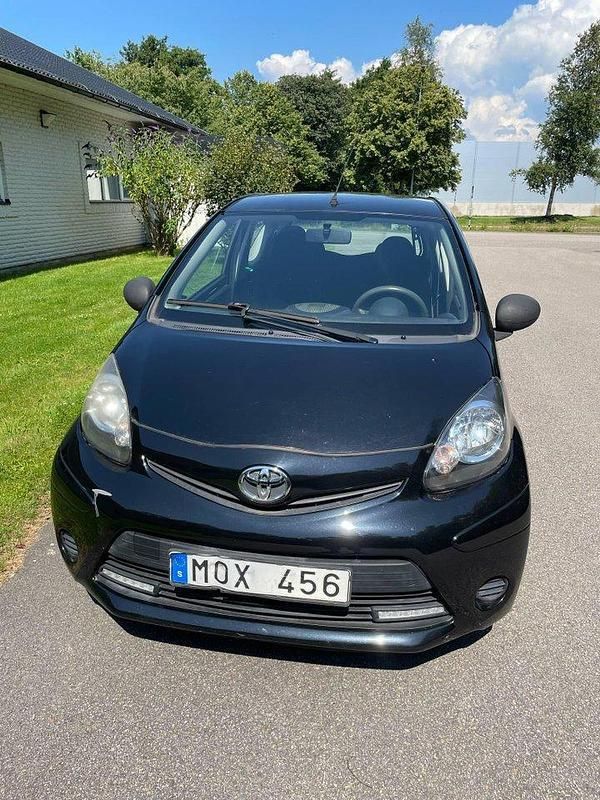 Svart Begagnad 2013 Toyota Aygo Halvkombi | 27 900 kr (Superpris) - Bild 1/4