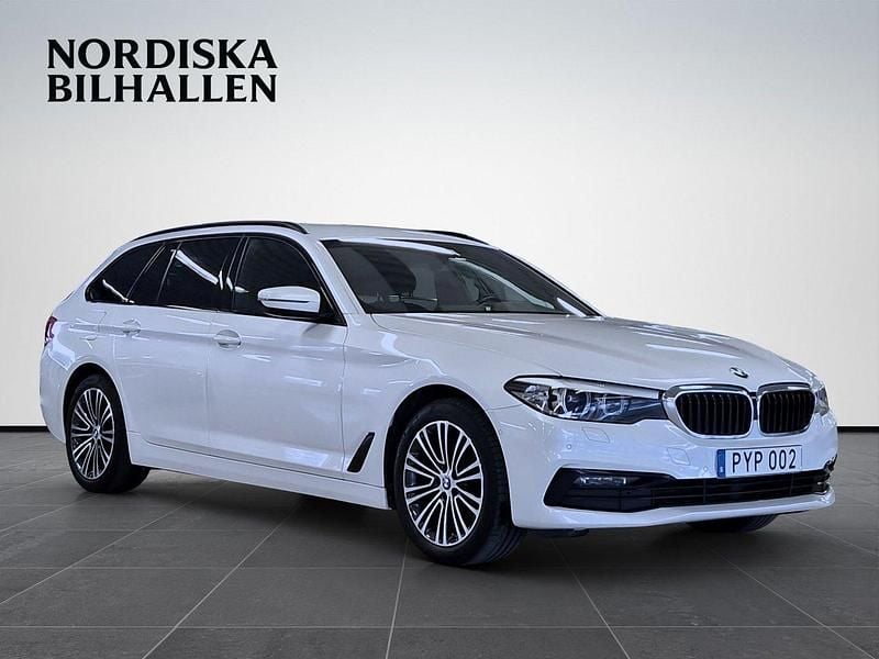 Vit Begagnad 2020 BMW 520 Sport Line Kombi | 289 795 kr (Superpris) - Bild 1/4