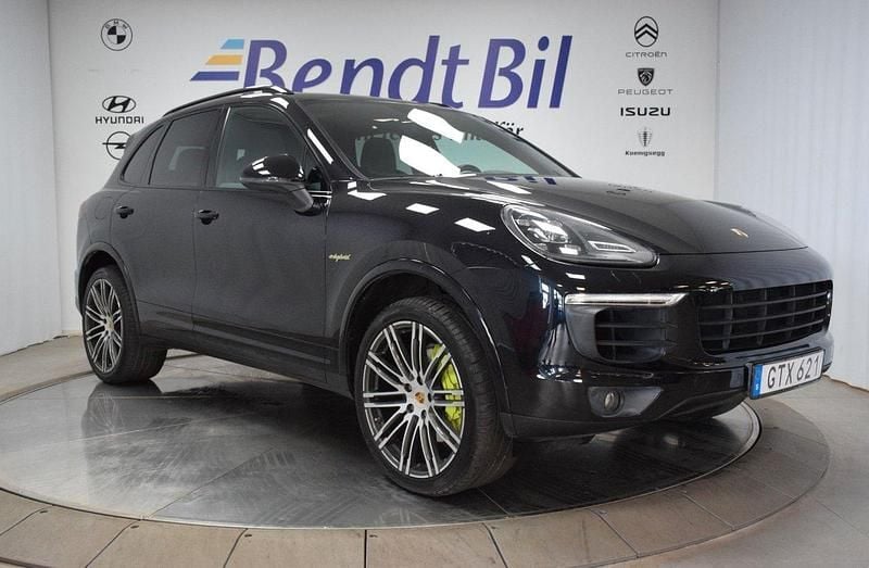Svart Begagnad 2017 Porsche Cayenne S E-Hybrid Platinum Edition SUV | 439 500 kr (Marknadspris) - Bild 1/3