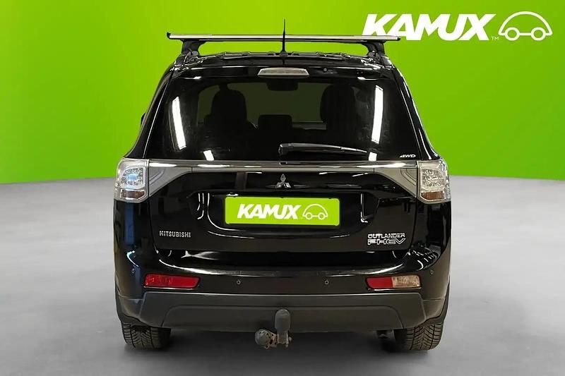 Begagnad Mitsubishi Outlander P-HEV 203 HK (149 kW) 2014 Svart SUV