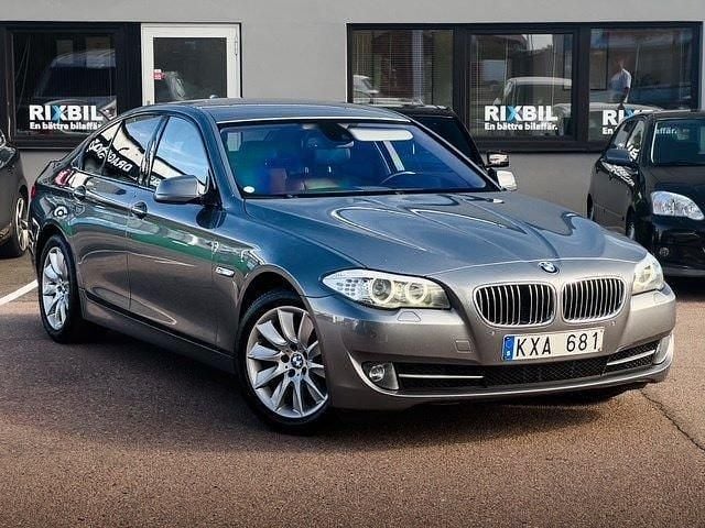 Grå Begagnad 2011 BMW 523 Sedan | 114 900 kr (Marknadspris) - Bild 1/4