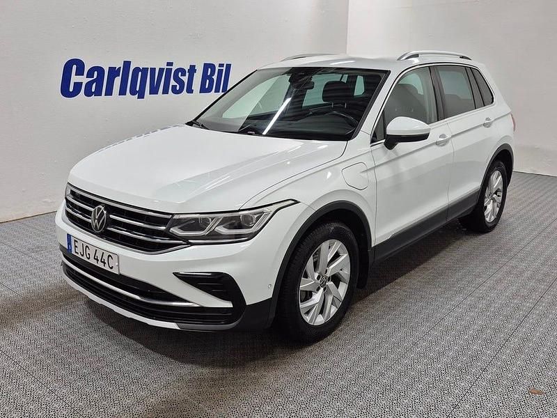 Vit Begagnad 2024 VW Tiguan Elegance SUV | 295 000 kr (Marknadspris) - Bild 1/4