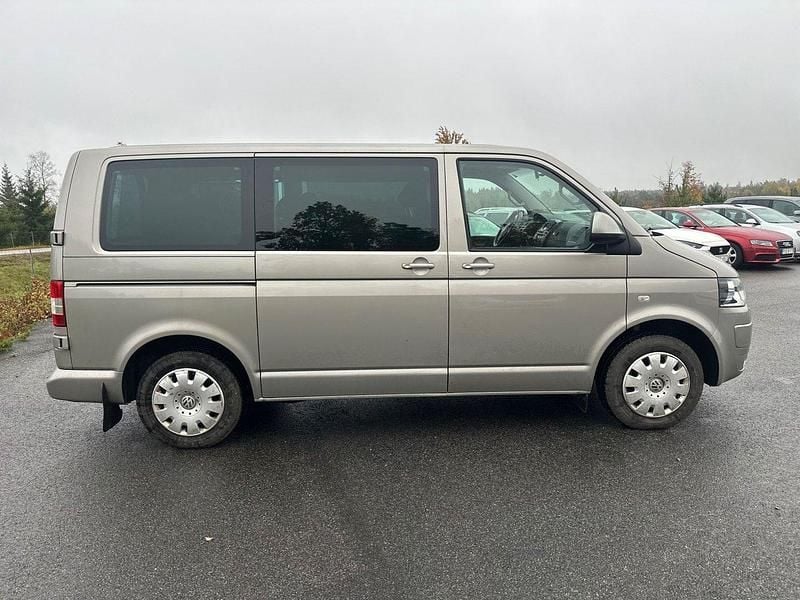 Ljusbrun (brun) Begagnad 2013 VW Caravelle Minibuss | 130 000 kr - Bild 1/1