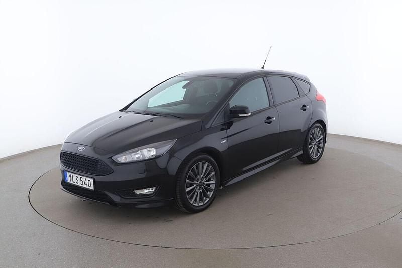 Svart Begagnad 2017 Ford Focus ST-Line Halvkombi | 101 000 kr (Marknadspris) - Bild 1/3