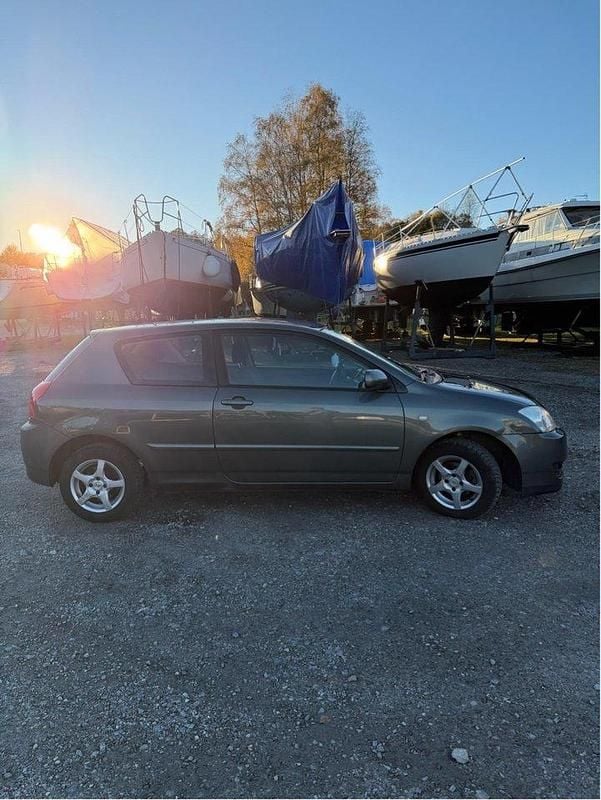 Grå Begagnad 2004 Toyota Corolla Halvkombi | 39 900 kr (Marknadspris) - Bild 1/4