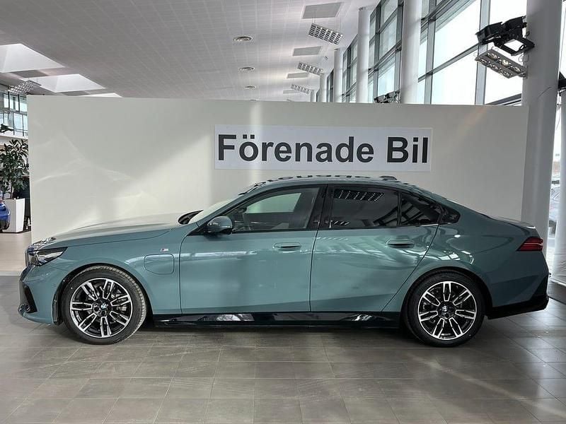 Begagnad BMW 530 M Sport 299 HK (219 kW) 2025 Cape york grön metallic Sedan
