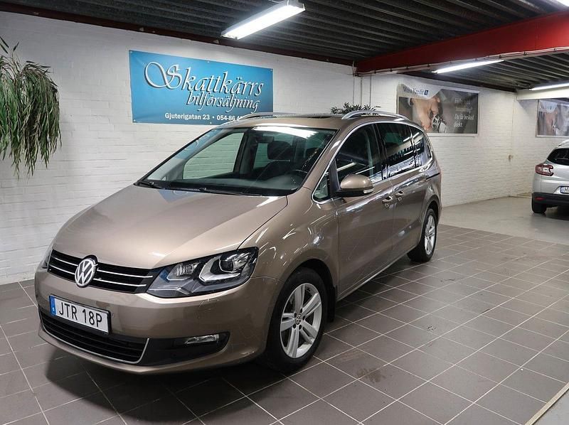 Brun Begagnad 2018 VW Sharan Minibuss | 173 000 kr (Bra pris) - Bild 1/4