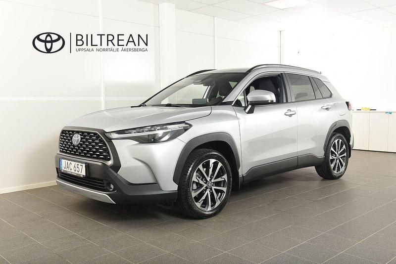 Silver (silver metallic) Begagnad 2022 Toyota Corolla Cross Style SUV | 369 900 kr (Marknadspris) - Bild 1/4