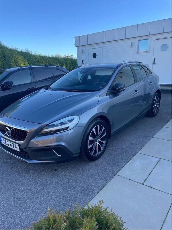 Grå Begagnad 2019 Volvo V40 CC Momentum Kombi | 195 000 kr (Marknadspris) - Bild 1/4