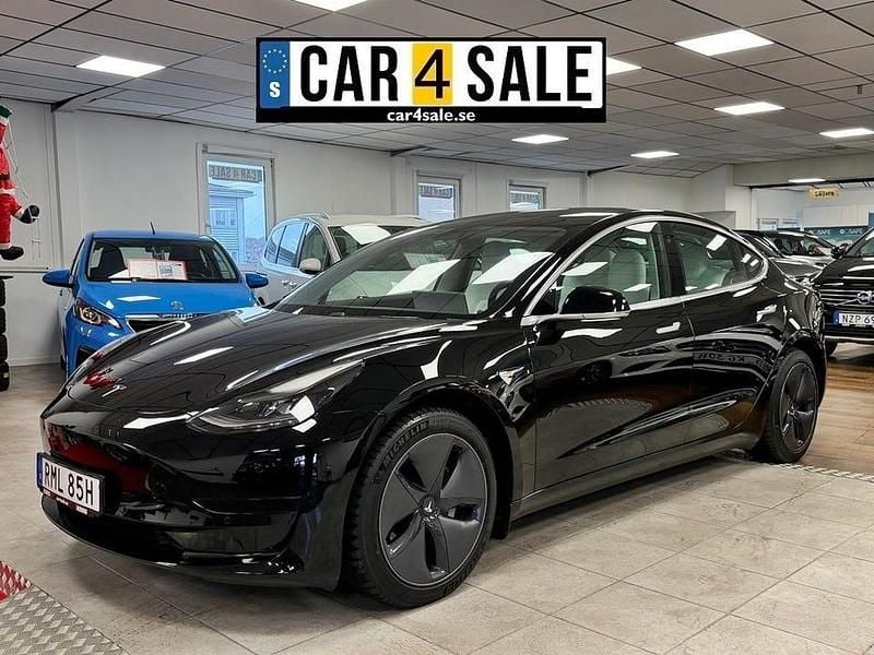 Svart Begagnad 2020 Tesla Model 3 Standard Range Plus Sedan | 259 900 kr (Marknadspris) - Bild 1/4
