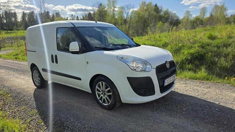 Vit Begagnad 2013 Fiat Doblò Minibuss | 49 000 kr (Marknadspris) - Bild 1/4