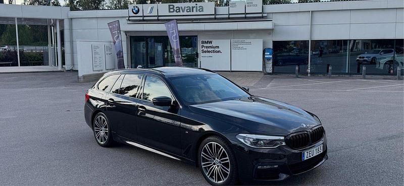 Svart Begagnad 2018 BMW 530 M Sport Kombi | 274 900 kr (Marknadspris) - Bild 1/4