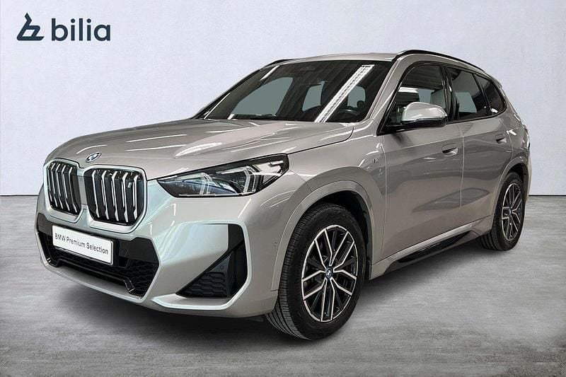 Silver Begagnad 2022 BMW iX1 M Sport SUV | 409 900 kr - Bild 1/4