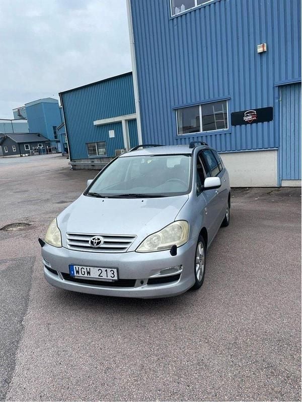 Silver Begagnad 2004 Toyota Avensis Verso Minibuss | 44 000 kr - Bild 1/4