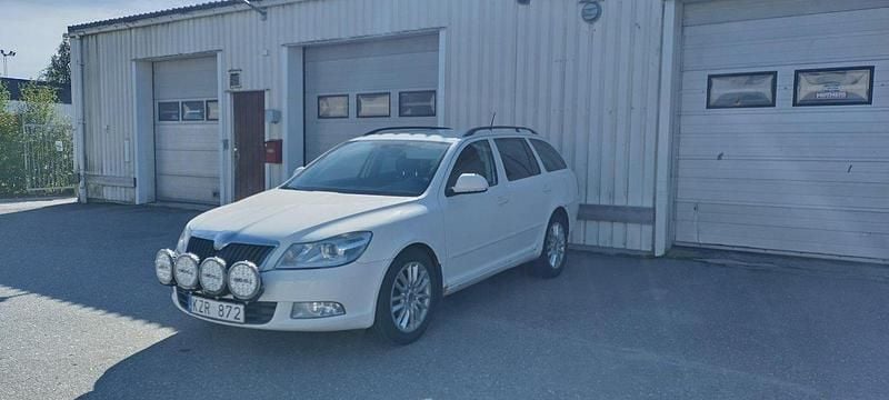Vit Begagnad 2011 Skoda Octavia Elegance Kombi | 52 000 kr (Lite dyr) - Bild 1/3