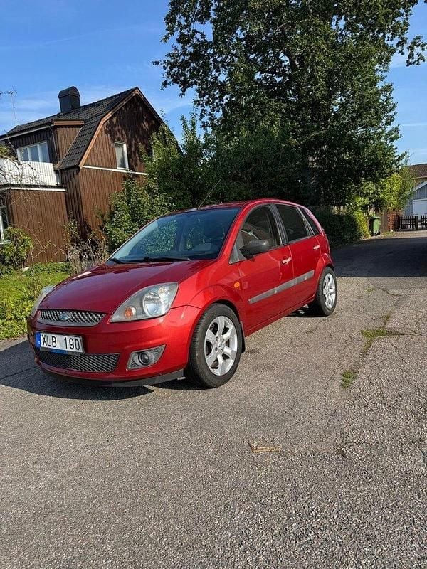 Röd Begagnad 2006 Ford Fiesta Halvkombi | 22 000 kr (Marknadspris) - Bild 1/4
