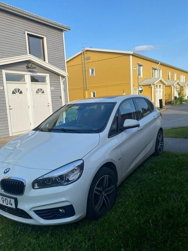 Vit Begagnad 2017 BMW 220 Active Tourer Sport Line Minibuss | 190 000 kr - Bild 1/2