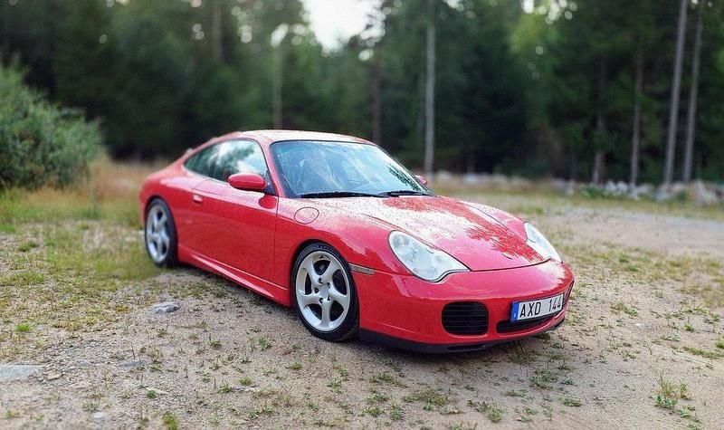 Röd Begagnad 2003 Porsche 911 Carrera 4 Sportkupé | 520 000 kr - Bild 1/4
