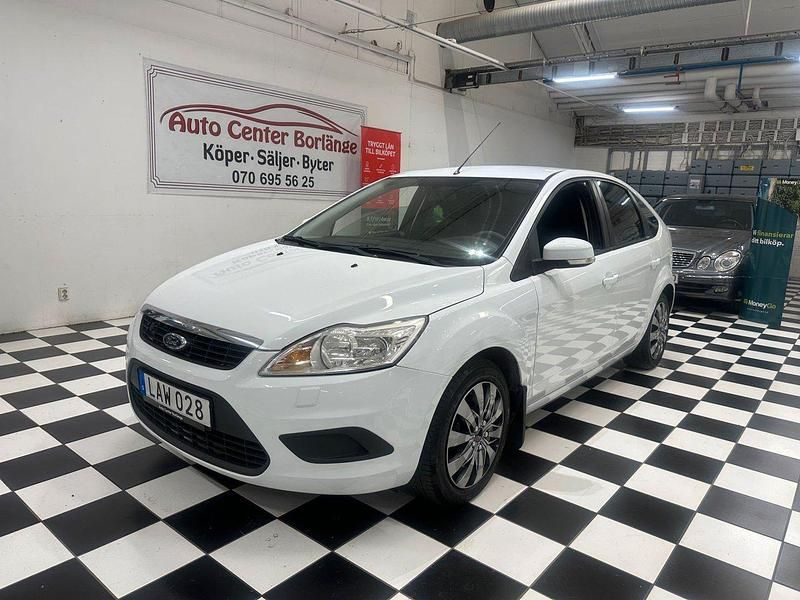 Vit Begagnad 2011 Ford Focus Trend Halvkombi | 45 000 kr - Bild 1/4