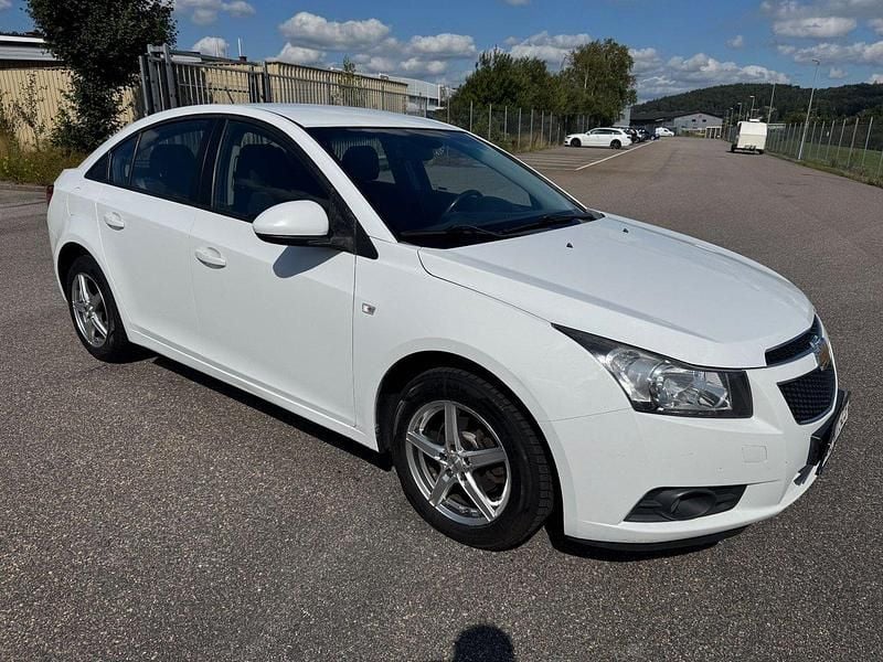 Vit Begagnad 2012 Chevrolet Cruze Sedan | 39 900 kr (Marknadspris) - Bild 1/4