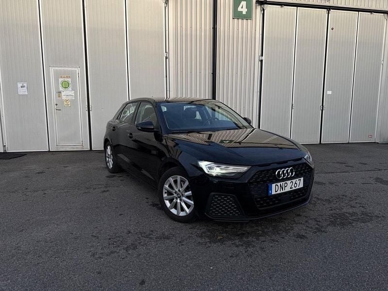 Svart Begagnad 2020 Audi A1 Sportback Proline Halvkombi | 204 990 kr (Marknadspris) - Bild 1/4