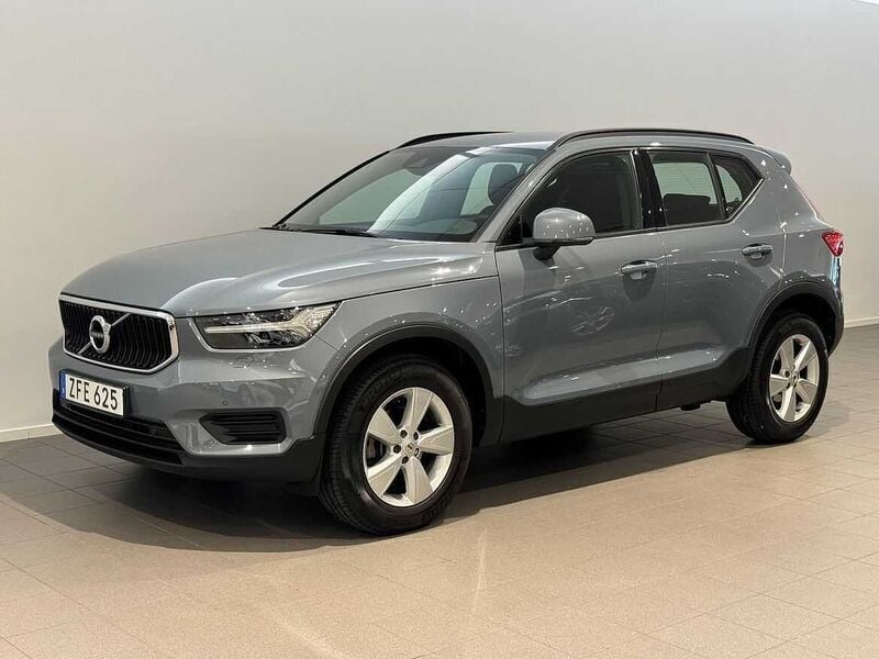 Grå Begagnad 2021 Volvo XC40 Momentum SUV | 284 500 kr (Marknadspris) - Bild 1/3