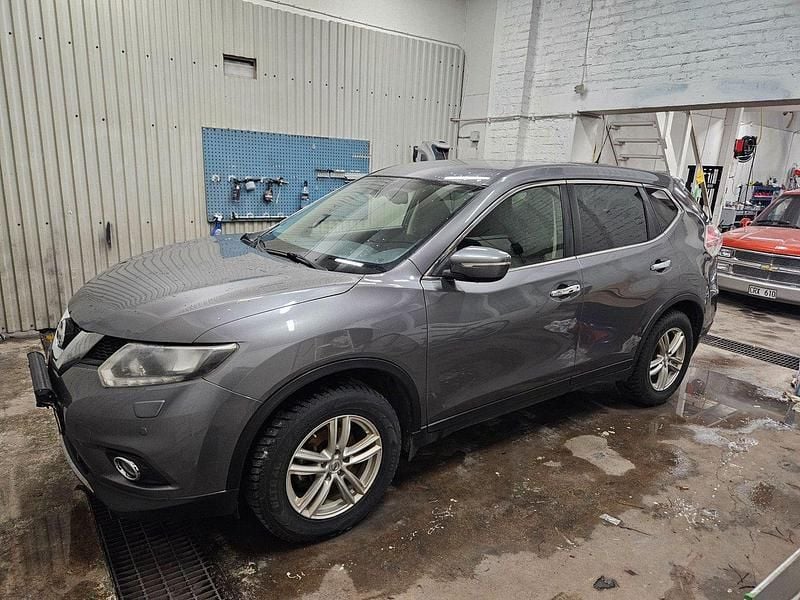 Grå Begagnad 2015 Nissan X-Trail SUV | 129 000 kr (Dyr) - Bild 1/4