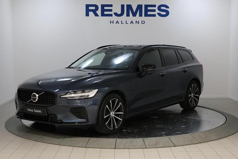 Mörkblå Begagnad 2022 Volvo V60 Plus Kombi | 399 500 kr (Lite dyr) - Bild 1/4