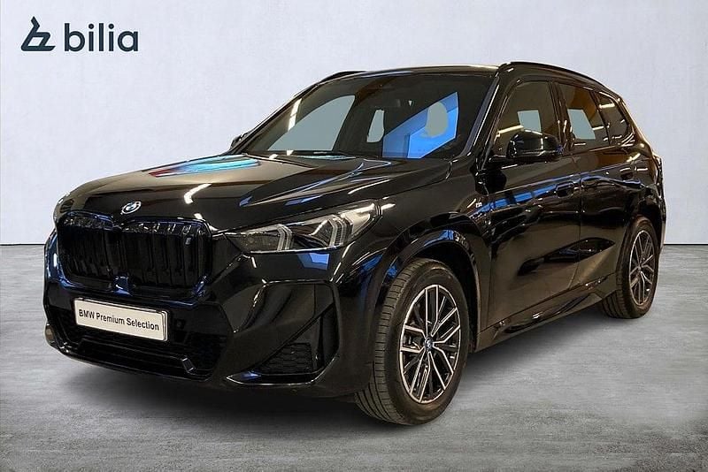 Svart Begagnad 2023 BMW iX1 M Sport SUV | 468 500 kr (Marknadspris) - Bild 1/4