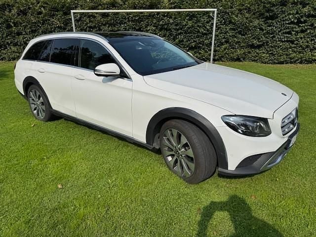 Vit Begagnad 2018 Mercedes E220 Kombi | 263 000 kr (Marknadspris) - Bild 1/4