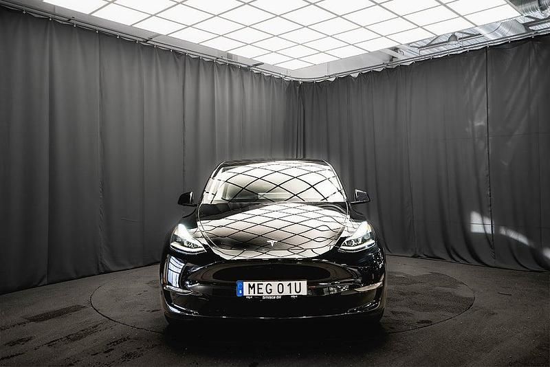 Begagnad Tesla Model Y Long Range AWD 378 kW (514 HK) 2023 Svart SUV