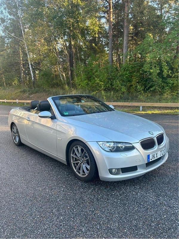 Grå Begagnad 2008 BMW 325 Cabriolet Cab | 105 000 kr (Marknadspris) - Bild 1/4